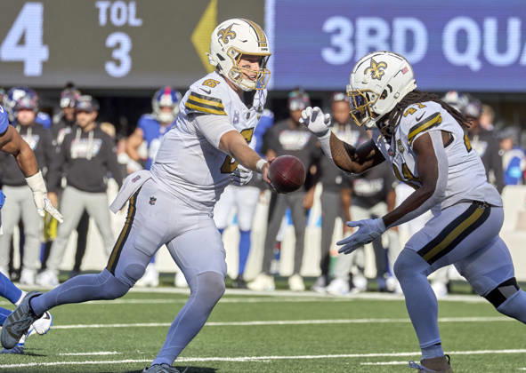 New Orleans Saints quarterback Tyler Shough (6) hands off to running back Alvin Kamara (41) against the New York Giants during a NFL, American Football Herren, USA game at MetLife Stadium in East Rutherford, New Jersey. CSM East Rutherford United States - ZUMAc04_ 20261018_zma_c04_146 Copyright: xDuncanxWilliamsx
