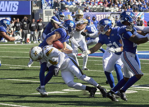 NFL, American Football Herren, USA 2026: Saints Vs Giants SEP 13 New York Giants kick returner Charlie Jones (89) is hit by New Orleans Saints linebacker Isaiah Stalbird (44) and fumbles during a NFL game at MetLife Stadium in East Rutherford, New Jersey. Duncan Williams CSM (Credit Image: Duncan Williams Cal Media) East Rutherford New Jersey United States EDITORIAL USE ONLY Copyright: xx ZUMA-20261018_zma_c04_156.jpg DuncanxWilliamsx csmphotothree535852