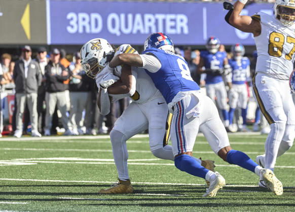 NFL, American Football Herren, USA 2026: Saints Vs Giants SEP 13 New York Giants safety Jevon Holland (8) tackles New Orleans Saints running back Kendre Miller (5) during a NFL game at MetLife Stadium in East Rutherford, New Jersey. Duncan Williams CSM (Credit Image: Duncan Williams Cal Media) East Rutherford New Jersey United States EDITORIAL USE ONLY Copyright: xx ZUMA-20261018_zma_c04_153.jpg DuncanxWilliamsx csmphotothree535855