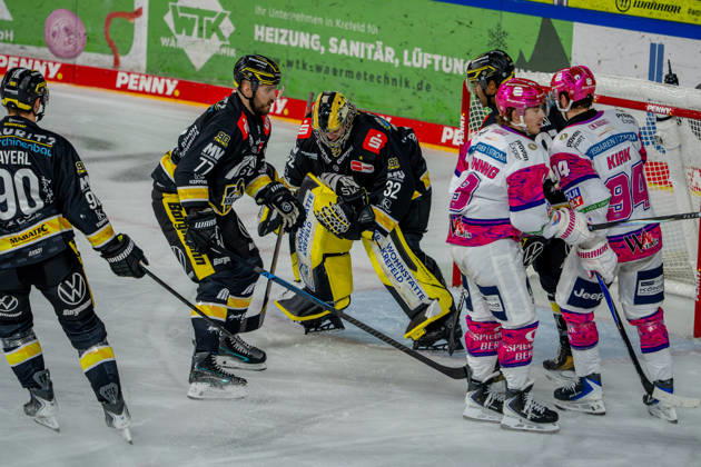 October 18, 2026, xkkux, Ice Hockey, DEL, Krefeld Pinguine vs. Eisbären Berlin, 2026–27 Season, YAYLA Arena, Krefeld: Goalie Juha Jatkola (Krefeld Pinguine, 32) makes a save against Ty Ronning (Eisbären Berlin, 09) and Liam Kirk (Eisbären Berlin, 94) in North Rhine-Westphalia, Germany