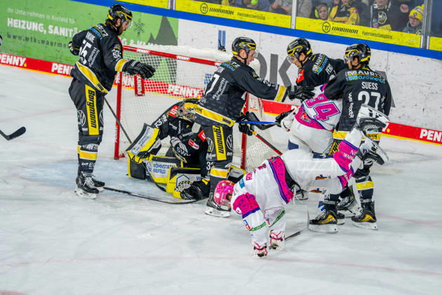 October 18, 2026, xkkux, Ice Hockey, DEL, Krefeld Pinguine vs. Eisbären Berlin, 2026–27 Season, YAYLA Arena, Krefeld: Ty Ronning (Eisbären Berlin 09) and Liam Kirk (Eisbären Berlin 94) in the scramble in front of goalie Juha Jatkola’s net; Krefeld Pinguine 32, North Rhine-Westphalia, Germany