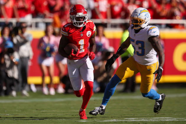 KANSAS CITY, MO - OCTOBER 18: Kansas City Chiefs wide receiver Xavier Worthy (1) runs the ball around Los Angeles Chargers linebacker Del shawn Phillips (53) on October 18th, 2026 at Arrowhead Stadium in Kansas City, Missouri. (Photo by Icon Sportswire) NFL, American Football Herren, USA OCT 18 Chargers at Chiefs EDITORIAL USE ONLY Icon20261018007192
