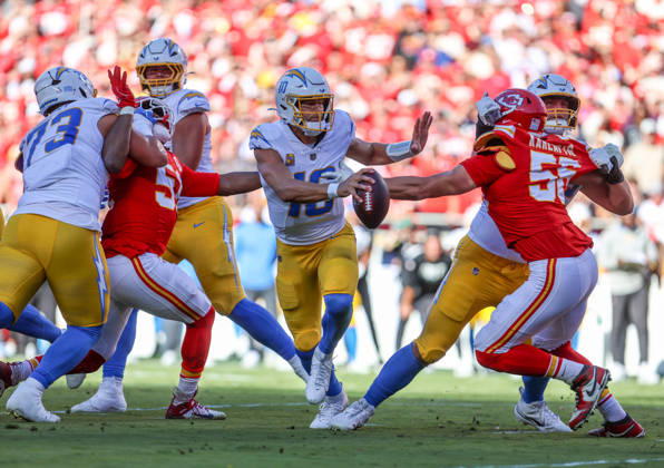 Oct 18, 2026: Los Angeles Chargers quarterback Justin Herbert (10) tries to get away from Kansas City Chiefs defensive end George Karlaftis (56) in Kansas City, MO, USA; at Arrowhead Stadium. Mandatory Credit: -Cal Media NFL, American Football Herren, USA 2026: Chargers Vs Chiefs OCT 18  - ZUMAc04_ 20261018_zma_c04_205 Copyright: xRomanxPunox