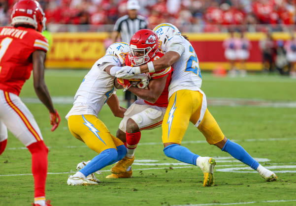 Oct 18, 2026: Kansas City Chiefs running back Kenneth Walker (9) gets tackled by Los Angeles Chargers safety Genesis Smith (22) in Kansas City, MO, USA; at Arrowhead Stadium. Mandatory Credit: -Cal Media NFL, American Football Herren, USA 2026: Chargers Vs Chiefs OCT 18  - ZUMAc04_ 20261018_zma_c04_210 Copyright: xRomanxPunox