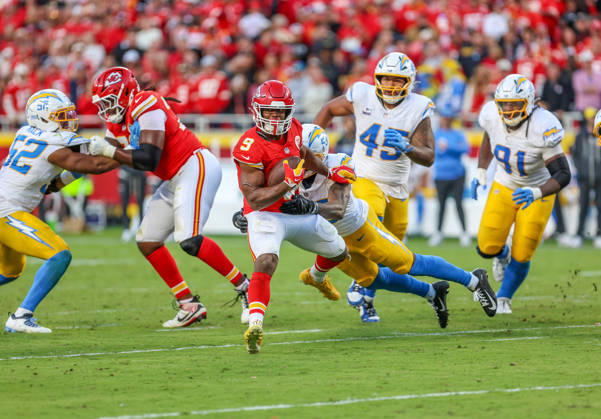 Oct 18, 2026: Kansas City Chiefs running back Kenneth Walker (9) breaks a tackle against the Los Angeles Chargers in Kansas City, MO, USA; at Arrowhead Stadium. Mandatory Credit: -Cal Media NFL, American Football Herren, USA 2026: Chargers Vs Chiefs OCT 18  - ZUMAc04_ 20261018_zma_c04_217 Copyright: xRomanxPunox