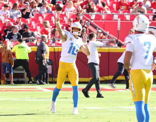 Oct 18, 2026: Los Angeles Chargers quarterback Justin Herbert (10) warms up before the game against the Kansas City Chiefs in Kansas City, MO, USA; at Arrowhead Stadium. Mandatory Credit: -Cal Media NFL, American Football Herren, USA 2026: Chargers Vs Chiefs OCT 18  - ZUMAc04_ 20261018_zma_c04_228 Copyright: xRomanxPunox