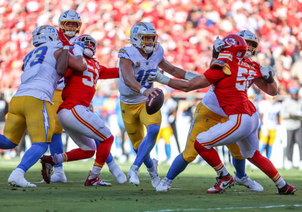 Oct 18, 2026: Los Angeles Chargers quarterback Justin Herbert (10) tries to get away from Kansas City Chiefs defensive end George Karlaftis (56) in Kansas City, MO, USA; at Arrowhead Stadium. Mandatory Credit: -Cal Media NFL, American Football Herren, USA 2026: Chargers Vs Chiefs OCT 18  - ZUMAc04_ 20261018_zma_c04_229 Copyright: xRomanxPunox