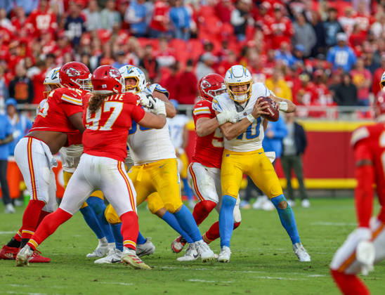Oct 18, 2026: Los Angeles Chargers quarterback Justin Herbert (10) gets sacked by Kansas City Chiefs defensive end George Karlaftis (56) in Kansas City, MO, USA; at Arrowhead Stadium. Mandatory Credit: -Cal Media NFL, American Football Herren, USA 2026: Chargers Vs Chiefs OCT 18  - ZUMAc04_ 20261018_zma_c04_242 Copyright: xRomanxPunox
