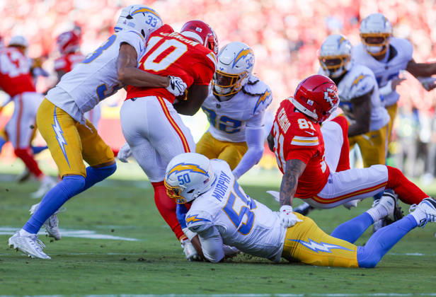 Oct 18, 2026: Kansas City Chiefs running back Emmett Johnson (10) fields and returns the ball against the Los Angeles Chargers in Kansas City, MO, USA; at Arrowhead Stadium. Mandatory Credit: -Cal Media NFL, American Football Herren, USA 2026: Chargers Vs Chiefs OCT 18  - ZUMAc04_ 20261018_zma_c04_245 Copyright: xRomanxPunox