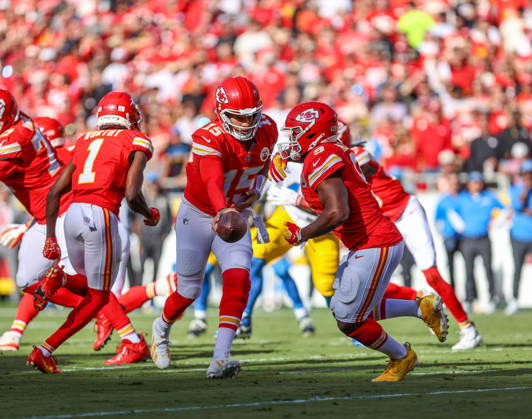 Oct 18, 2026: Kansas City Chiefs quarterback Patrick Mahomes (15) hands the ball off to Kansas City Chiefs running back Kenneth Walker (9) against the Los Angeles Chargers in Kansas City, MO, USA; at Arrowhead Stadium. Mandatory Credit: -Cal Media Kansas City USA - ZUMAc04_ 20261018_zma_c04_221 Copyright: xRomanxPunox