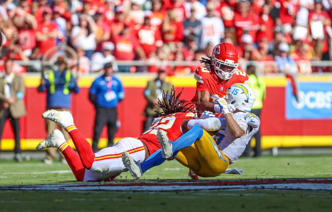 NFL, American Football Herren, USA 2026: Chargers Vs Chiefs OCT 18 Oct 18, 2026: Los Angeles Chargers wide receiver Ladd McConkey (15) caught a pass and was tackled by Kansas City Chiefs linebacker Nick Bolton (32) and Kansas City Chiefs defensive back Nohl Williams (20) in Kansas City, MO, USA; at Arrowhead Stadium. Mandatory Credit: Roman Puno-Cal Media (Credit Image: Â Roman Puno Cal Sport Media) Kansas City Mo USA EDITORIAL USE ONLY Copyright: xx ZUMA-20261018_zma_c04_211.jpg RomanxPunox csmphotothree535926
