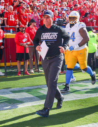 NFL, American Football Herren, USA 2026: Chargers Vs Chiefs OCT 18 Oct 18, 2026: Los Angeles Chargers Jim Harbaugh enters the field against the Kansas City Chiefs in Kansas City, MO, USA; at Arrowhead Stadium. Mandatory Credit: Roman Puno-Cal Media (Credit Image: Â Roman Puno Cal Sport Media) Kansas City Mo USA EDITORIAL USE ONLY Copyright: xx ZUMA-20261018_zma_c04_208.jpg RomanxPunox csmphotothree535929