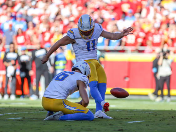 NFL, American Football Herren, USA 2026: Chargers Vs Chiefs OCT 18 Oct 18, 2026: Los Angeles Chargers kicker Cameron Dicker (11) kicks the field goal against the Kansas City Chiefs in Kansas City, MO, USA; at Arrowhead Stadium. Mandatory Credit: Roman Puno-Cal Media (Credit Image: Â Roman Puno Cal Sport Media) Kansas City Mo USA EDITORIAL USE ONLY Copyright: xx ZUMA-20261018_zma_c04_248.jpg RomanxPunox csmphotothree535960