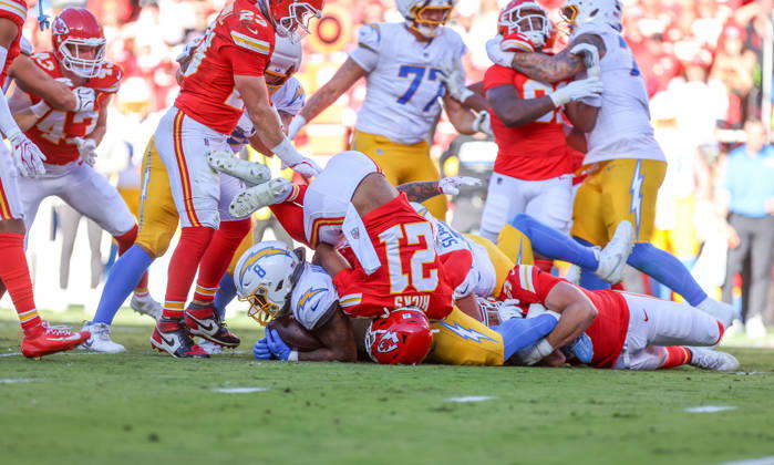 NFL, American Football Herren, USA 2026: Chargers Vs Chiefs OCT 18 Oct 18, 2026: Los Angeles Chargers running back Omarion Hampton (8) gets tackled by Chiefs players in Kansas City, MO, USA; at Arrowhead Stadium. Mandatory Credit: Roman Puno-Cal Media (Credit Image: Â Roman Puno Cal Sport Media) Kansas City Mo USA EDITORIAL USE ONLY Copyright: xx ZUMA-20261018_zma_c04_247.jpg RomanxPunox csmphotothree535961