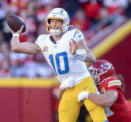 October 18, 2026, Kansas City, Missouri, USA: Los Angeles Chargers quarterback JUSTIN HERBERT (10) is pressured into throwing an interception after getting pressure from Kansas City Chiefs defensive end ASHTON GILLOTTE (97) during the first half on Sunday at Arrowhead Stadium in Kansas City. NFL, American Football Herren, USA 2026: Chief 22:6 Chargers  - ZUMAm67_ 20261018_zaf_m67_003 Copyright: xTravisxHeyingx