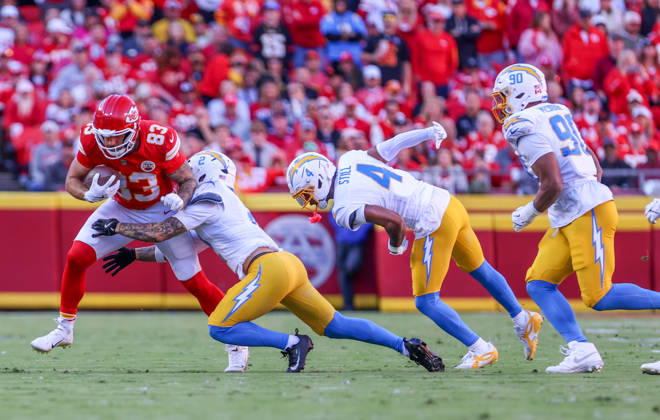 Oct 18, 2026: Kansas City Chiefs tight end Noah Gray (83) tries to break a tackle by Los Angeles Chargers cornerback Elijah Molden (2) in Kansas City, MO, USA; at Arrowhead Stadium. Mandatory Credit: -Cal Media NFL, American Football Herren, USA 2026: Chargers Vs Chiefs OCT 18  - ZUMAc04_ 20261018_zma_c04_393 Copyright: xRomanxPunox