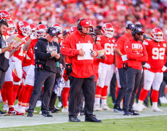 Oct 18, 2026: Kansas City Chiefs head coach Andy Reid looks on against the Los Angeles Chargers in Kansas City, MO, USA; at Arrowhead Stadium. Mandatory Credit: -Cal Media NFL, American Football Herren, USA 2026: Chargers Vs Chiefs OCT 18  - ZUMAc04_ 20261018_zma_c04_394 Copyright: xRomanxPunox