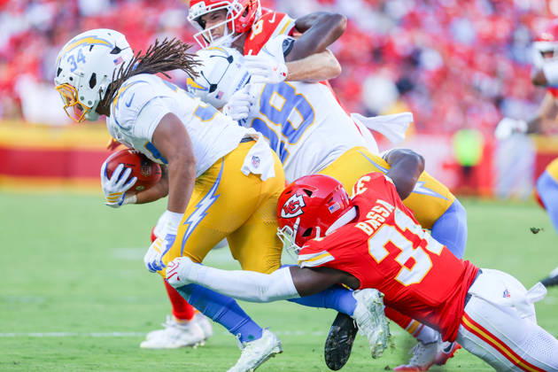 NFL, American Football Herren, USA 2026: Chargers Vs Chiefs OCT 18 Oct 18, 2026: Los Angeles Chargers running back Keaton Mitchell (34) tries to get away from from Kansas City Chiefs linebacker Jeffrey Bassa (31) in Kansas City, MO, USA; at Arrowhead Stadium. Mandatory Credit: Roman Puno-Cal Media (Credit Image: Â Roman Puno Cal Sport Media) Kansas City Mo USA EDITORIAL USE ONLY Copyright: xx ZUMA-20261018_zma_c04_384.jpg RomanxPunox csmphotothree536090