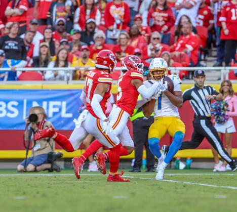NFL, American Football Herren, USA 2026: Chargers Vs Chiefs OCT 18 Oct 18, 2026: Los Angeles Chargers wide receiver Quentin Johnston (1) catches a deep pass from Los Angeles Chargers quarterback Justin Herbert (10) against Kansas City Chiefs cornerback Mansoor Delane (5) in Kansas City, MO, USA; at Arrowhead Stadium. Mandatory Credit: Roman Puno-Cal Media (Credit Image: Â Roman Puno Cal Sport Media) Kansas City Mo USA EDITORIAL USE ONLY Copyright: xx ZUMA-20261018_zma_c04_380.jpg RomanxPunox csmphotothree536094