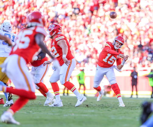 NFL, American Football Herren, USA 2026: Chargers Vs Chiefs OCT 18 Oct 18, 2026: Kansas City Chiefs quarterback Patrick Mahomes (15) throws a pass in the 2nd quarter against the Los Angeles Chargers in Kansas City, MO, USA; at Arrowhead Stadium. Mandatory Credit: Roman Puno-Cal Media (Credit Image: Â Roman Puno Cal Sport Media) Kansas City Mo USA EDITORIAL USE ONLY Copyright: xx ZUMA-20261018_zma_c04_379.jpg RomanxPunox csmphotothree536095