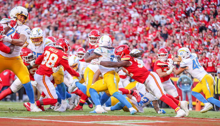 NFL, American Football Herren, USA 2026: Chargers Vs Chiefs OCT 18 Oct 18, 2026: Kansas City Chiefs linebacker Nick Bolton (32) tries to tackle Los Angeles Chargers running back Omarion Hampton (8) in the end zone in Kansas City, MO, USA; at Arrowhead Stadium. Mandatory Credit: Roman Puno-Cal Media (Credit Image: Â Roman Puno Cal Sport Media) Kansas City Mo USA EDITORIAL USE ONLY Copyright: xx ZUMA-20261018_zma_c04_388.jpg RomanxPunox csmphotothree536106