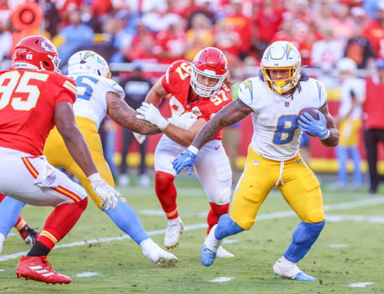 Oct 18, 2026: Los Angeles Chargers running back Omarion Hampton (8) tries to get away from Kansas City Chiefs defensive tackle Chris Jones (95) in Kansas City, MO, USA; at Arrowhead Stadium. Mandatory Credit: -Cal Media NFL, American Football Herren, USA 2026: Chargers Vs Chiefs OCT 18  - ZUMAc04_ 20261018_zma_c04_407 Copyright: xRomanxPunox