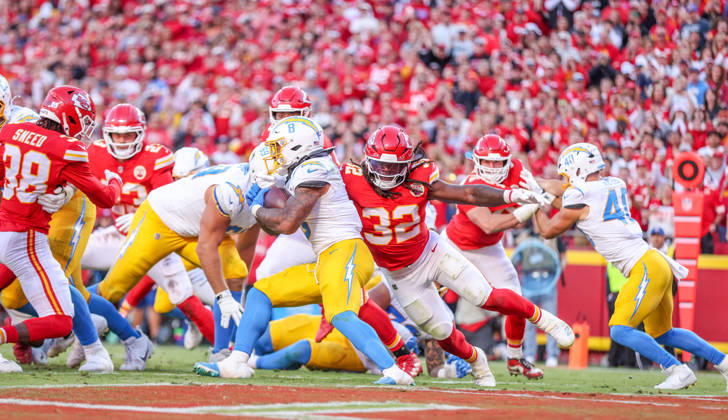 NFL, American Football Herren, USA 2026: Chargers Vs Chiefs OCT 18 Oct 18, 2026: Kansas City Chiefs linebacker Nick Bolton (32) tries to tackle Los Angeles Chargers running back Omarion Hampton (8) in the end zone in Kansas City, MO, USA; at Arrowhead Stadium. Mandatory Credit: Roman Puno-Cal Media (Credit Image: Â Roman Puno Cal Sport Media) Kansas City Mo USA EDITORIAL USE ONLY Copyright: xx ZUMA-20261018_zma_c04_375.jpg RomanxPunox csmphotothree536081