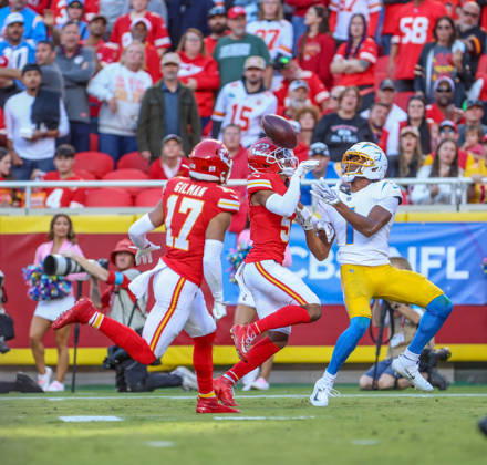 NFL, American Football Herren, USA 2026: Chargers Vs Chiefs OCT 18 Oct 18, 2026: Los Angeles Chargers wide receiver Quentin Johnston (1) catches a deep pass from Los Angeles Chargers quarterback Justin Herbert (10) against Kansas City Chiefs cornerback Mansoor Delane (5) in Kansas City, MO, USA; at Arrowhead Stadium. Mandatory Credit: Roman Puno-Cal Media (Credit Image: Â Roman Puno Cal Sport Media) Kansas City Mo USA EDITORIAL USE ONLY Copyright: xx ZUMA-20261018_zma_c04_405.jpg RomanxPunox csmphotothree536110
