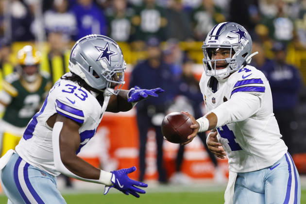 GREEN BAY, WI - OCTOBER 18: Dallas Cowboys quarterback Dak Prescott (4) hands the ball off to Dallas Cowboys running back Javonte Williams (33) during a game between the Green Bay Packers and the Dallas Cowboys on October 18, 2026 at Lambeau Field in Green Bay, WI. (Photo by Larry Radloff Icon Sportswire) NFL, American Football Herren, USA OCT 18 Cowboys at Packers EDITORIAL USE ONLY Icon2610180769