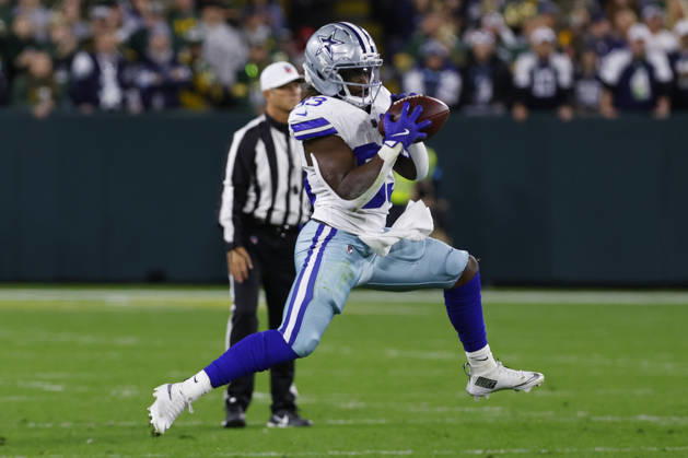 GREEN BAY, WI - OCTOBER 18: Dallas Cowboys running back Javonte Williams (33) catches a pass during a game between the Green Bay Packers and the Dallas Cowboys on October 18, 2026 at Lambeau Field in Green Bay, WI. (Photo by Larry Radloff Icon Sportswire) NFL, American Football Herren, USA OCT 18 Cowboys at Packers EDITORIAL USE ONLY Icon2610180985