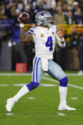 GREEN BAY, WI - OCTOBER 18: Dallas Cowboys quarterback Dak Prescott (4) looks to pass during a game between the Green Bay Packers and the Dallas Cowboys on October 18, 2026 at Lambeau Field in Green Bay, WI. (Photo by Larry Radloff Icon Sportswire) NFL, American Football Herren, USA OCT 18 Cowboys at Packers EDITORIAL USE ONLY Icon2610181908