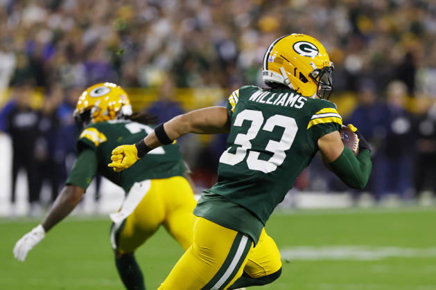 GREEN BAY, WI - OCTOBER 18: Dallas Cowboys running back Javonte Williams (33) returns an interception during a game between the Green Bay Packers and the Dallas Cowboys on October 18, 2026 at Lambeau Field in Green Bay, WI. (Photo by Larry Radloff Icon Sportswire) NFL, American Football Herren, USA OCT 18 Cowboys at Packers EDITORIAL USE ONLY Icon2610182392