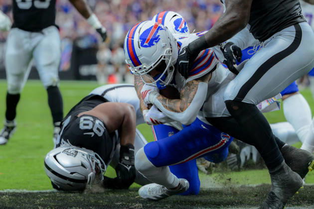 October 18, 2026, Las Vegas, Nevada, USA: SHAKIR 10 of The Buffalo Bills manage to get the ball and score a touch down during week 6 NFL, American Football Herren, USA game at the Allegiant stadium in Las Vegas. The Buffalo Bills Defeated The Las Vegas Raiders 33-30  - ZUMAo117 20261018_zsp_o117_029 Copyright: xMikaelxOnax