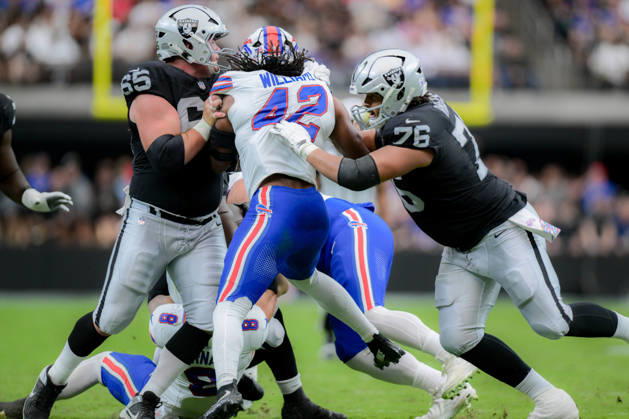 October 18, 2026, Las Vegas, Nevada, USA: DORIAN WILLIAMS 42 of the Buffalo Bills collide in a physical battle at the line during week 6 NFL, American Football Herren, USA game at the Allegiant stadium in Las Vegas. The Buffalo Bills Defeated The Las Vegas Raiders 33-30  - ZUMAo117 20261018_zsp_o117_034 Copyright: xMikaelxOnax