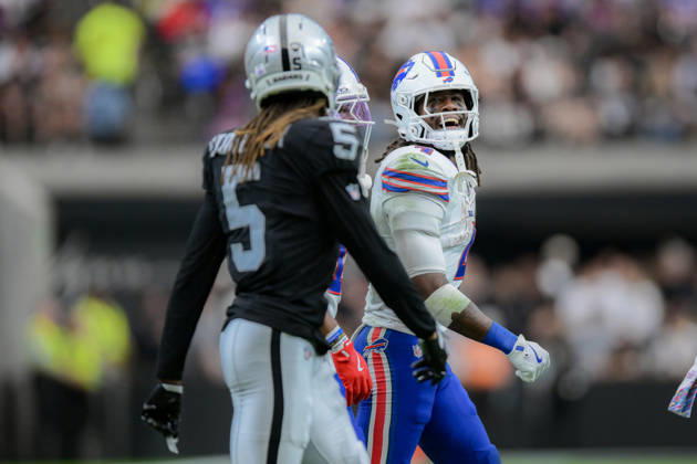 October 18, 2026, Las Vegas, Nevada, USA: Las Vegas Raiders and Buffalo Bills Collide in a physical battle at the line during week 6 NFL, American Football Herren, USA game at the Allegiant stadium in Las Vegas. The Buffalo Bills Defeated The Las Vegas Raiders 33-30  - ZUMAo117 20261018_zsp_o117_039 Copyright: xMikaelxOnax