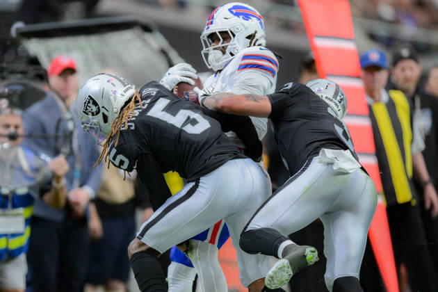 October 18, 2026, Las Vegas, Nevada, USA: Las Vegas Raiders and Buffalo Bills Collide in a physical battle at the line during week 6 NFL, American Football Herren, USA game at the Allegiant stadium in Las Vegas. The Buffalo Bills Defeated The Las Vegas Raiders 33-30  - ZUMAo117 20261018_zsp_o117_041 Copyright: xMikaelxOnax
