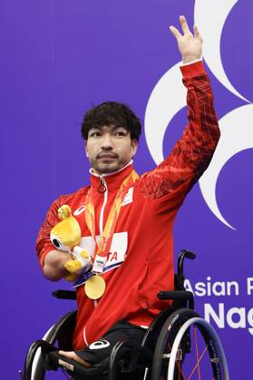 Aichi-Nagoya Asian Para Games: Swimming Six-time Paralympian swimmer Takayuki Suzuki of Japan waves to the crowd after winning the Aichi-Nagoya Asian Para Games men s 50-meter freestyle S4 gold in Nagoya, central Japan, on Oct. 19, 2026.  A14AA0005631272P