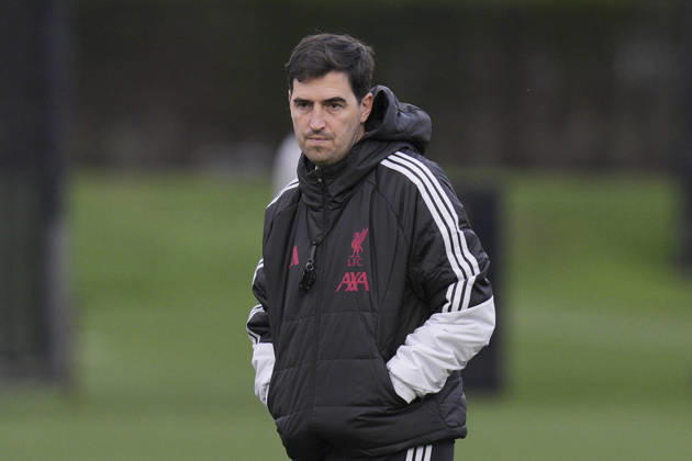 Liverpool Training, Champions League Liverpool FC manager Andoni Iraola watches on as his players train during the Liverpool Training Session ahead of the UEFA Champions League Matchday 3 v Villarreal CF, AXA Training Centre, Liverpool, United Kingdom on 19 October 2026 Credit: Steve Flynn Every Second Media Editorial use only. All images are copyright Every Second Media Limited. No images may be reproduced without prior permission. Copyright: xIMAGO EveryxSecondxMediax ESM-2242-0022 StevexFlynnx xEveryxSecondxMediax