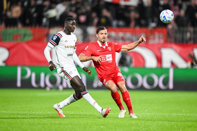 Andrea Carboni of AC Monza fights for the ball with Paul Mendy of Cagliari Calcio during the Serie A soccer match between AC Monza and Cagliari Calcio the Brianteo Stadium in Monza, north Italy - October 19, 2026. - Soccer.  Copyright: xTizianoxBallabio LaPressex