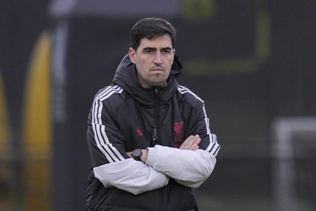 Liverpool Training, Champions League Liverpool FC manager Andoni Iraola watches his players during the Liverpool Training Session ahead of the UEFA Champions League Matchday 3 v Villarreal CF, AXA Training Centre, Liverpool, United Kingdom on 19 October 2026 Credit: Steve Flynn Every Second Media Editorial use only. All images are copyright Every Second Media Limited. No images may be reproduced without prior permission. Copyright: xIMAGO EveryxSecondxMediax ESM-2242-0032 StevexFlynnx xEveryxSecondxMediax