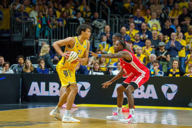 Pictured: Brandon Angel, ALBA BERLIN, 21, Hason Ward, BMA365 Bamberg Baskets, 20 19 10 2026, Alba Berlin vs. BMA365 Bamberg Baskets, BBL Cup Round of 16, Basketball, 2026–27 Season, Uber Arena Copyright: HMBxMedia xPascalxSpanehl