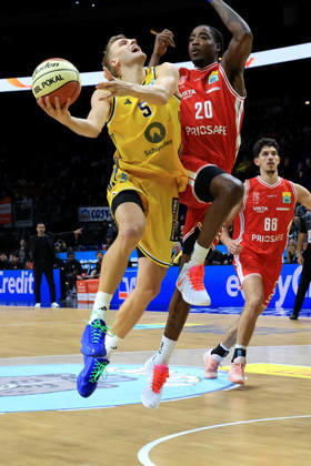 October 19, 2026, Germany, GER, DEU, Basketball, BBL Cup, Day 1, 2026–2027 Season, Berlin, ALBA Berlin vs. Bamberg, Sam Griesel (ALBA Berlin 5), Hason Ward (Bamberg 20), nordphoto GmbH, Engler Berlin, Uber Arena, Berlin, Germany Copyright: xNordphotox xEnglerx