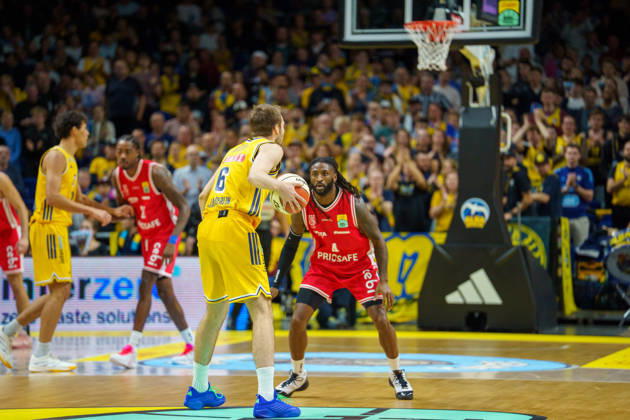 Pictured: Malte Delow (ALBA BERLIN), 6; Jordan Jones (BMA365 Bamberg Baskets), 4 19 10 2026; Alba Berlin vs. BMA365 Bamberg Baskets, BBL Cup Round of 16, Basketball, 2026–27 Season, Uber Arena Copyright: HMBxMedia xPascalxSpanehl