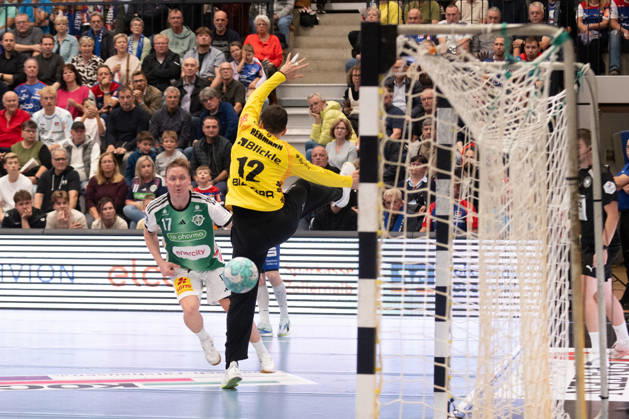 August Pedersen, TSV Hannover Burgdorf, No. 17, against Daniel Rebmann, HBW Balingen Weilstetten, 12, goalkeeper, saves the shot, HBW Balingen Weilstetten vs. TSV Hannover Burgdorf, GER, Opel 1 Handball Bundesliga, Championship, Matchday 9, 2026–2027 season, October 19, 2026, Eibner Press Photo by Andreas Ulmer, HBW Balingen Weilstetten vs. TSV Hannover Burgdorf, GER, Opel 1 Handball Bundesliga, Championship, Matchday 9, 2026–2027 season, October 19, 2026, Balingen Copyright: xEibner-Pressefoto AndreasxUlmerx EP_AUR