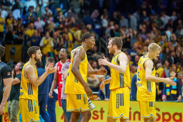 In the photo: After the game, Alba Berlin wins, celebration, joy, October 19, 2026, Alba Berlin vs. BMA365 Bamberg Baskets, BBL Cup Round of 16, basketball, 2026–27 season, Uber Arena Copyright: HMBxMedia xPascalxSpanehl