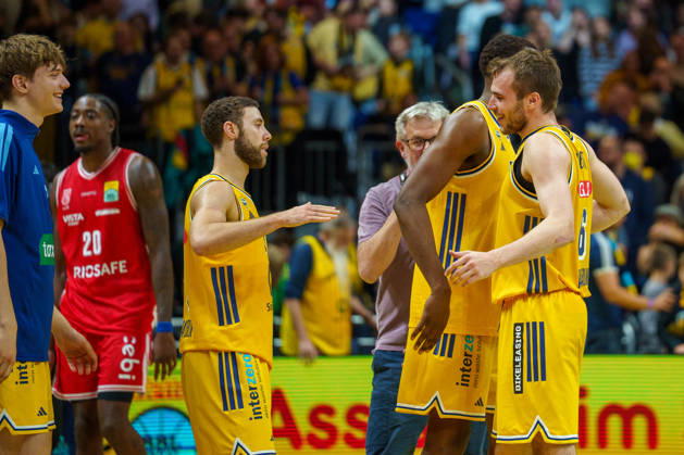 In the photo: After the game, Alba Berlin wins, celebration, joy, October 19, 2026, Alba Berlin vs. BMA365 Bamberg Baskets, BBL Cup Round of 16, basketball, 2026–27 season, Uber Arena Copyright: HMBxMedia xPascalxSpanehl