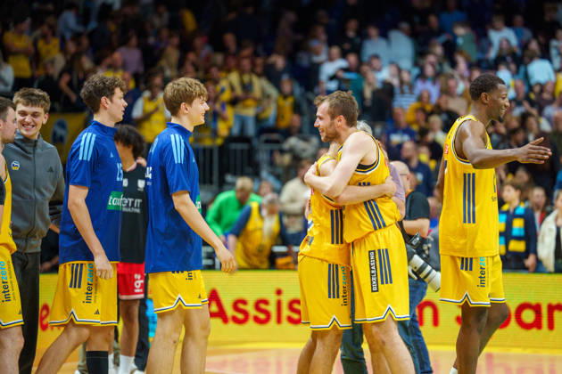 In the photo: After the game, Alba Berlin wins, celebration, joy, October 19, 2026, Alba Berlin vs. BMA365 Bamberg Baskets, BBL Cup Round of 16, basketball, 2026–27 season, Uber Arena Copyright: HMBxMedia xPascalxSpanehl