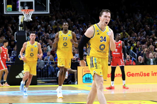 October 19, 2026, Germany, GER, DEU, Basketball, BBL Cup, Day 1, 2026–2027 Season, Berlin, ALBA Berlin vs. Bamberg, Justin Bean (ALBA Berlin) 34, Sima Fatty Yankuba (ALBA Berlin) 77, JOE WIESKAMP (ALBA Berlin) 11, cheering, celebration, joy, happiness, happy, positive emotions, nordphoto GmbH Engler Berlin Uber Arena Berlin Germany Copyright: xNordphotox xEnglerx