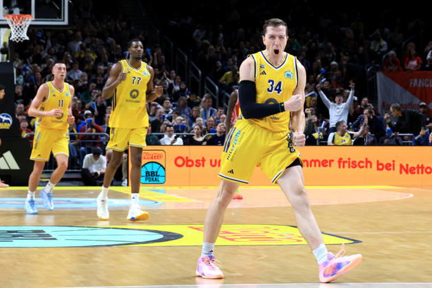 October 19, 2026, Germany, GER, DEU, Basketball, BBL Cup, Day 1, 2026–2027 Season, Berlin, ALBA Berlin vs. Bamberg, Justin Bean (ALBA Berlin) 34, Sima Fatty Yankuba (ALBA Berlin) 77, JOE WIESKAMP (ALBA Berlin) 11, cheering, celebration, joy, happiness, happy, positive emotions, nordphoto GmbH Engler Berlin Uber Arena Berlin Germany Copyright: xNordphotox xEnglerx