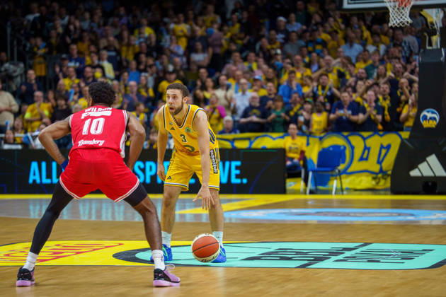 Pictured: Jordan Ford, ALBA BERLIN, 3; Mylik Wilson, BMA365 Bamberg Baskets, 10 19 10 2026; Alba Berlin vs. BMA365 Bamberg Baskets, BBL Cup Round of 16, Basketball, 2026–27 Season, Uber Arena Copyright: HMBxMedia xPascalxSpanehl